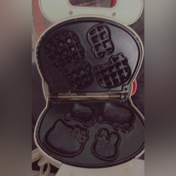 Hello Kitty Waffle Maker - Picture 2 of 2